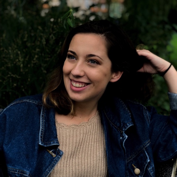 Meet your Posher, Nicole - Picture 1 of 2